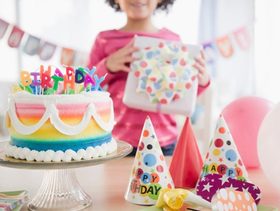 حفلات اعياد الميلاد من وجهة نظر الطفل ووجهة نظر الام