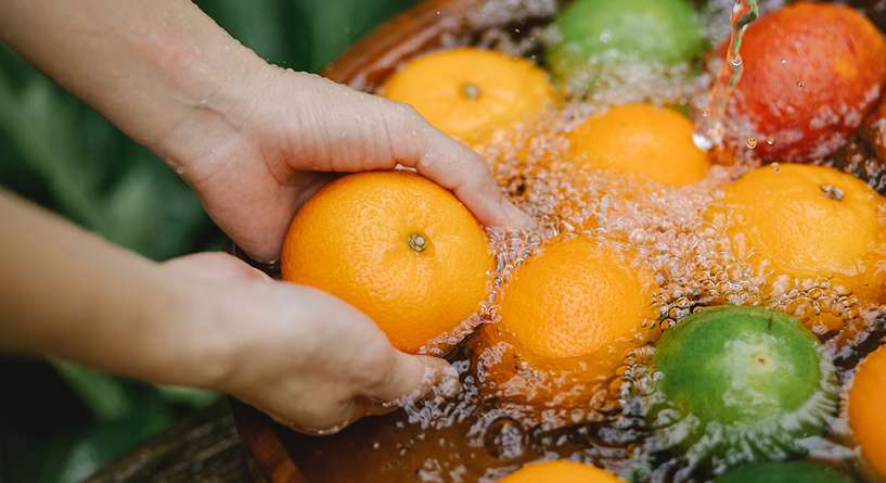 الطريقة الصحيحة والآمنة لغسل الفاكهة والخضار والدجاج