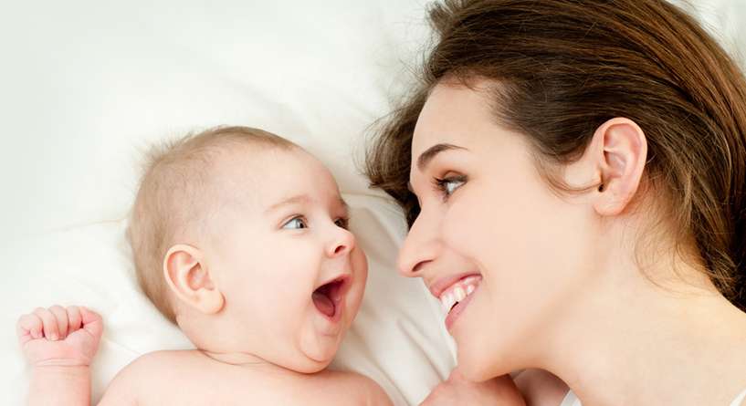 كيف يميز الطفل الرضيع امه