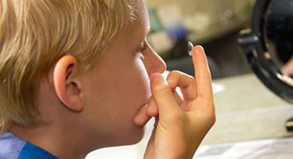 هل يمكن للمراهق إستخدام العدسات اللاصقة الطبية؟