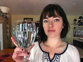 مراهقة تعاني من حساسية من الماء