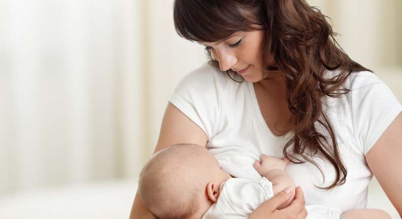 لماذا يشبه العلماء حليب الأم بالطبيب أو الصيدلاني