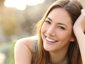 كيفية تبييض الاسنان بزيت الزيتون