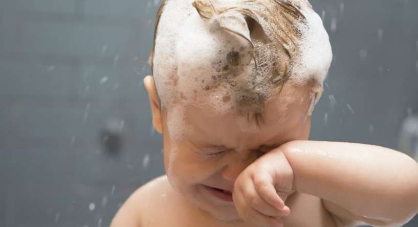 حلول مفيدة لبكاء الطفل اثناء تحميم شعره