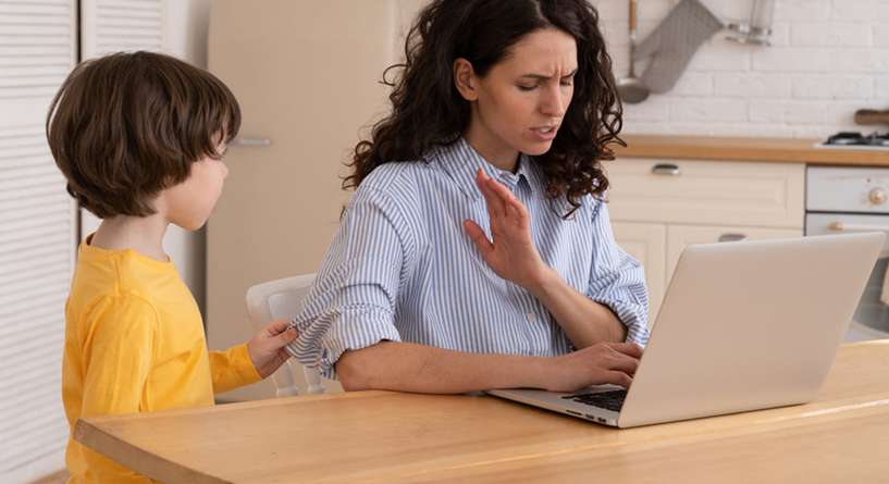 السبب الذي يجعل اطفالك يقولون امي طوال اليوم وكيف توقفين ذلك