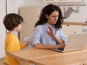السبب الذي يجعل اطفالك يقولون امي طوال اليوم وكيف توقفين ذلك
