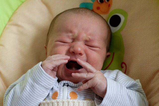 ما اسباب بكاء الطفل الرضيع