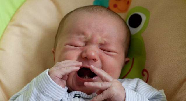 ما اسباب بكاء الطفل الرضيع