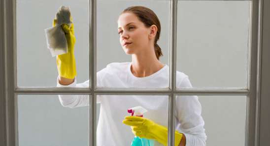 خلطات لتنظيف الزجاج والمرايا في المنزل