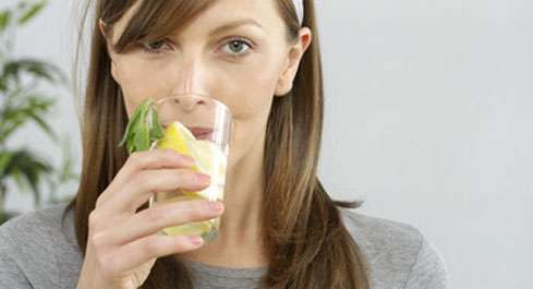 فوائد شرب الماء الدافئ مع عصير الحامض