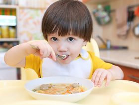 وصفات صحية لذيذة وسهلة تفتح شهية الطفل بعمر السنتين