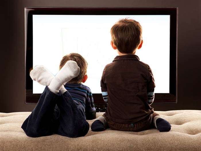 أطفال يشاهدون التلفاز
