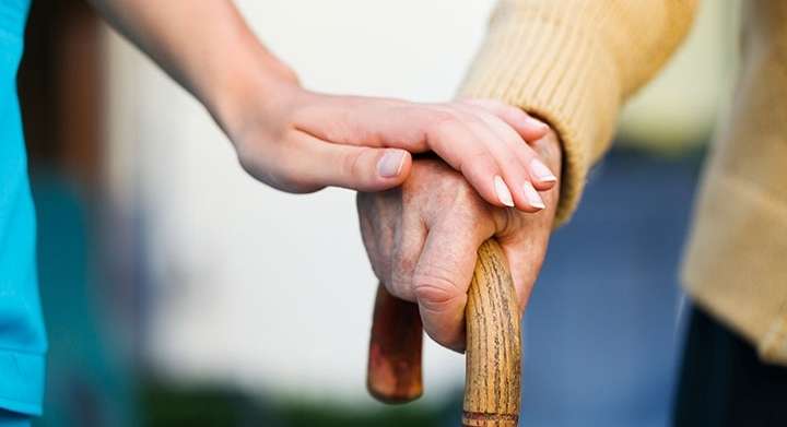 كيفية العناية بالشخص المسن | نصائح لتقديم الرعاية السليمة للفرد العجوز