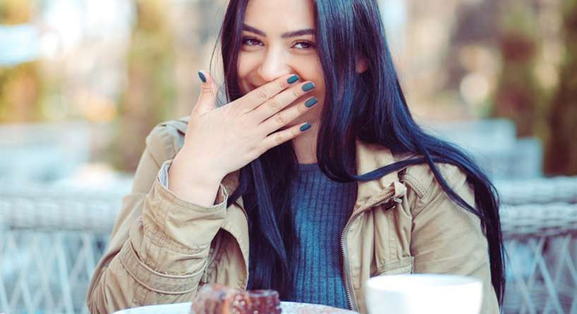 كيف اتجنب الضحك بدون سبب