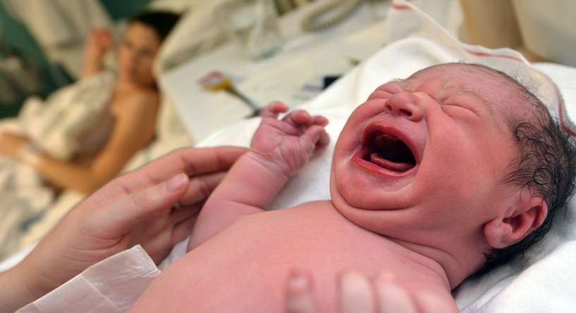 لماذا يبكي الطفل عند الولادة