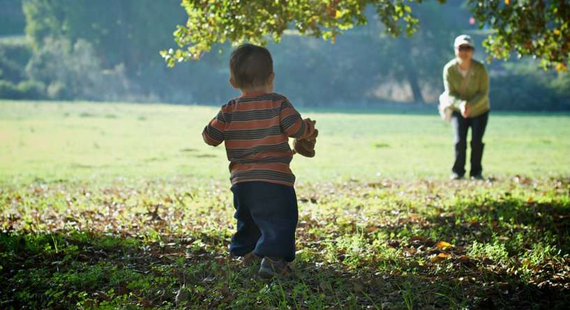 طريقه تخلي الطفل يمشي بسرعه