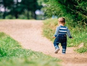 كم عمر الطفل عندما يمشي
