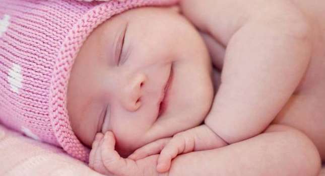 لماذا يبتسم الطفل الرضيع