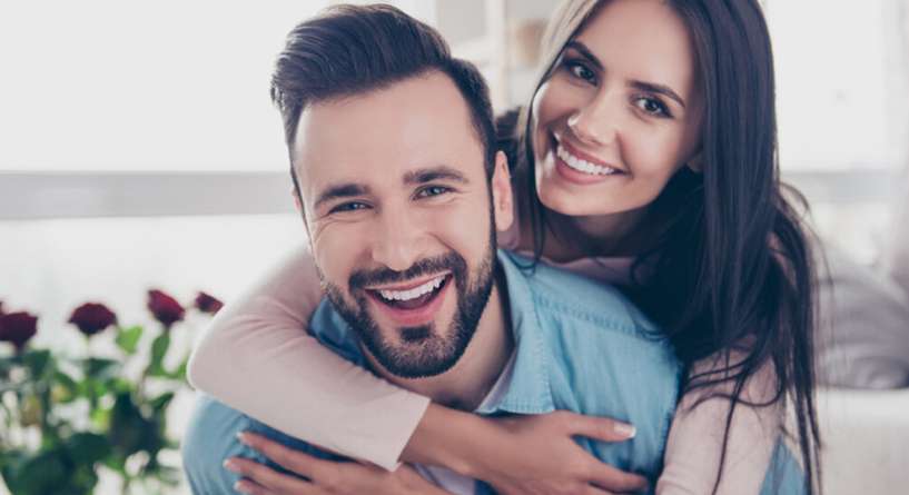 كيف استقبل زوجي بعد السفر في غرفة النوم وكيف ادلله في إجازته؟
