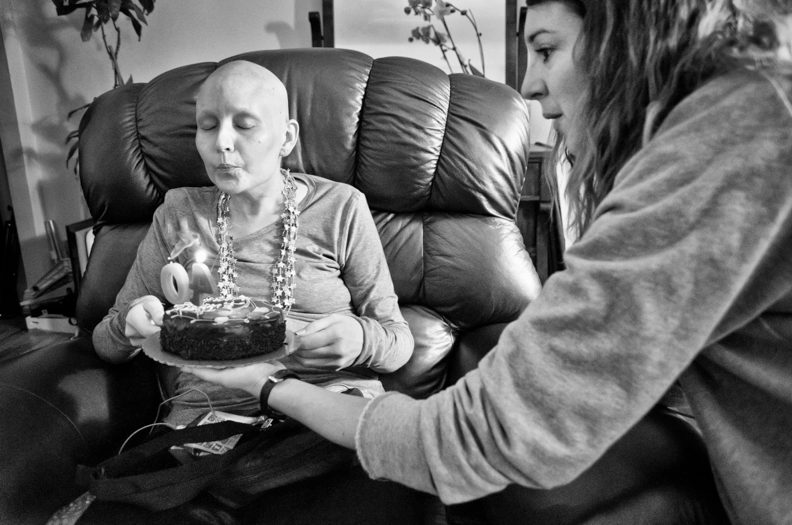 جينيفر تروي قصتها مع مرض السرطان بواسطة صورها