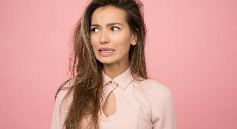 هل حبوب فروة الراس تسبب تساقط الشعر وما سببها