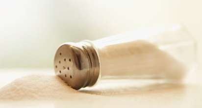 تقليل الملح في الصغر يجنب الأمراض في الكبر