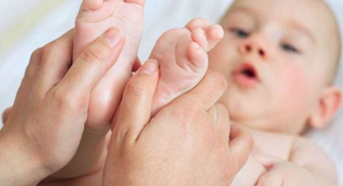 مواضع الضغط على قدمي الطفلكِ لإيقاف البكاء
