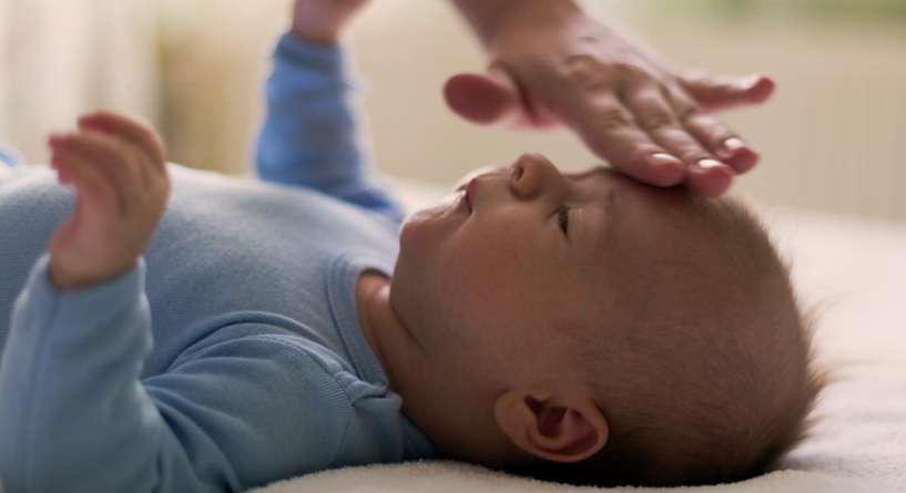 افضل وضعية نوم الرضيع المصاب بالزكام