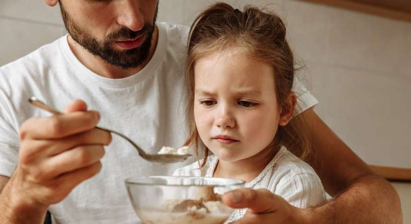 اب يبتكر حيلة ذكية لجعل اطفاله يتناولون طعامهم