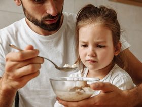 اب يبتكر حيلة ذكية لجعل اطفاله يتناولون طعامهم
