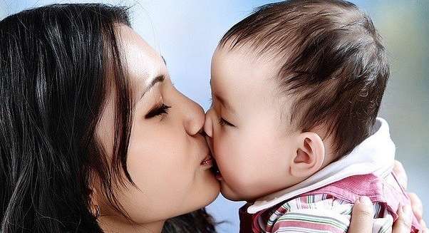 التأثير النفسي لتقبيل الطفل في فمه