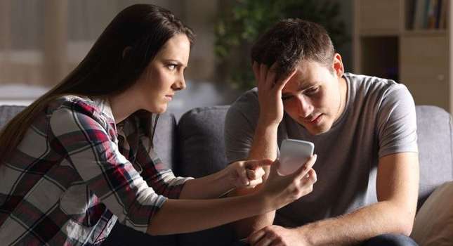 ﻿﻿كيفية التعامل مع خيانة الزوج بالهاتف﻿﻿﻿