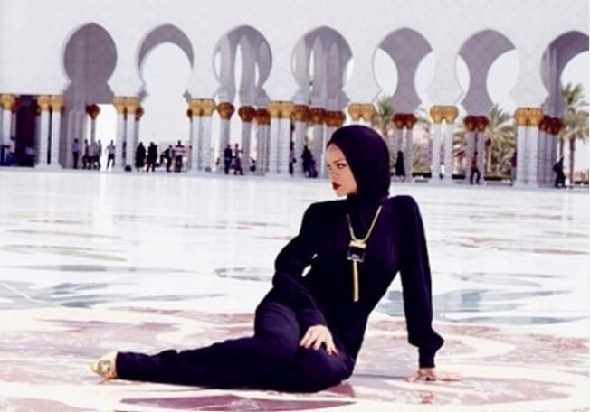 بالصور ريهانا بالحجاب في مسجد الشيخ زايد في الامارات