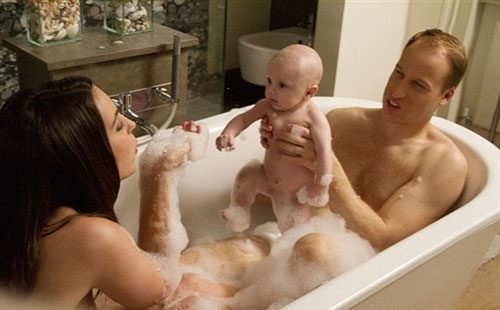 بالصور الامير ويليام وكيت ميدلتون يستحمان مع الطفل الملكي
