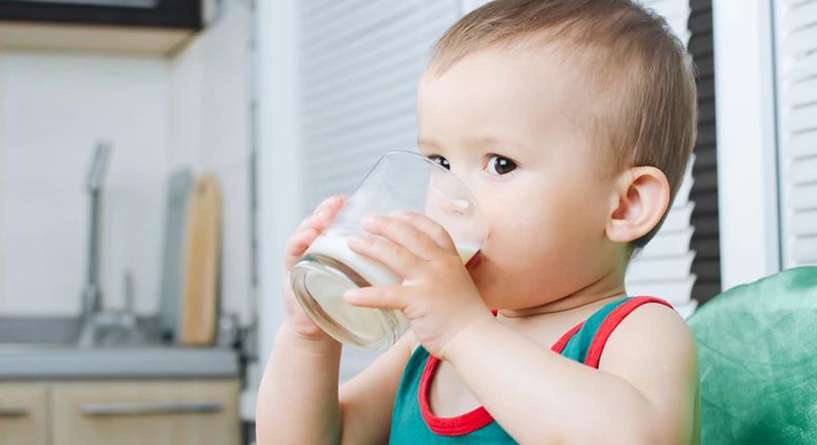 كم يحتاج الطفل من الحليب في عمر السنة؟