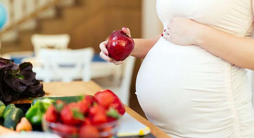 ماذا تتضمن تغذية الحامل في الشهور الاولى؟