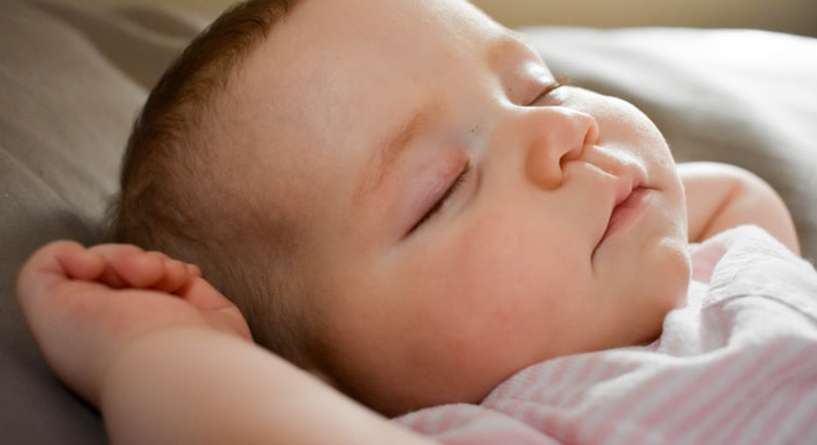 كيفية التصرف عند سقوط الرضيع من السرير 