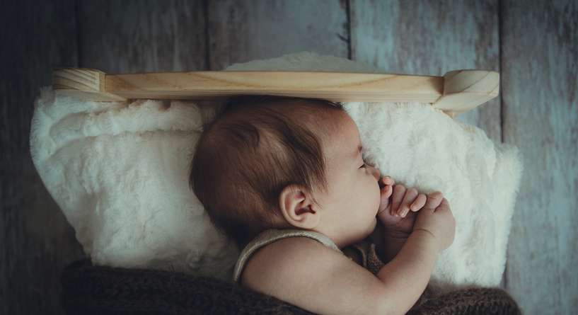 اهتزاز الطفل الرضيع اثناء النوم وعلام يدل