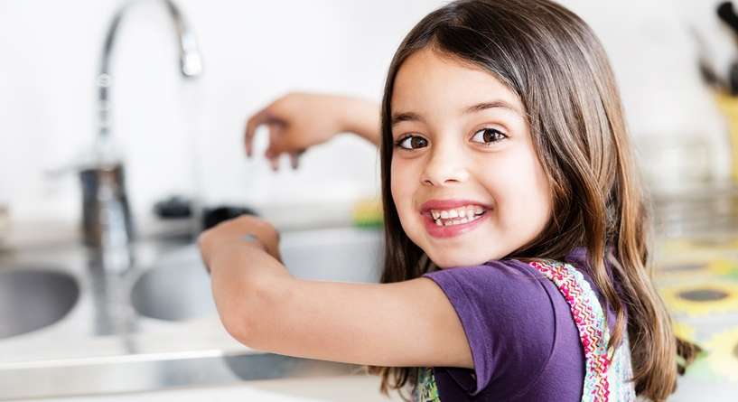 3 حيل فعالة لتشجيع الطفل على غسل يديه بوتيرة أكبر