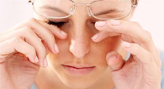 عوامل تؤدّي إلى جفاف العين