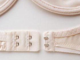 سبب ضرورة عدم إغلاق حمالة الصدر بواسطة الحلقة الأضيق