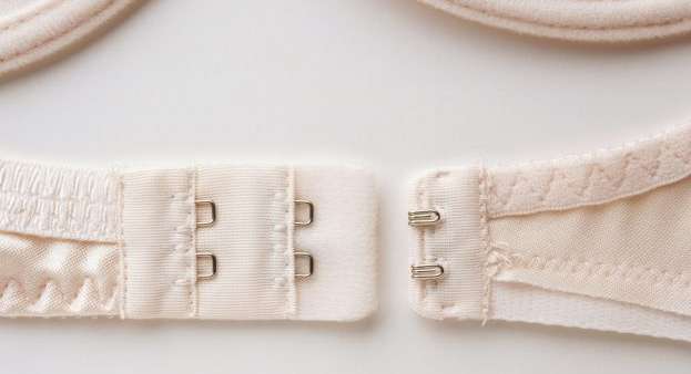 سبب ضرورة عدم إغلاق حمالة الصدر بواسطة الحلقة الأضيق