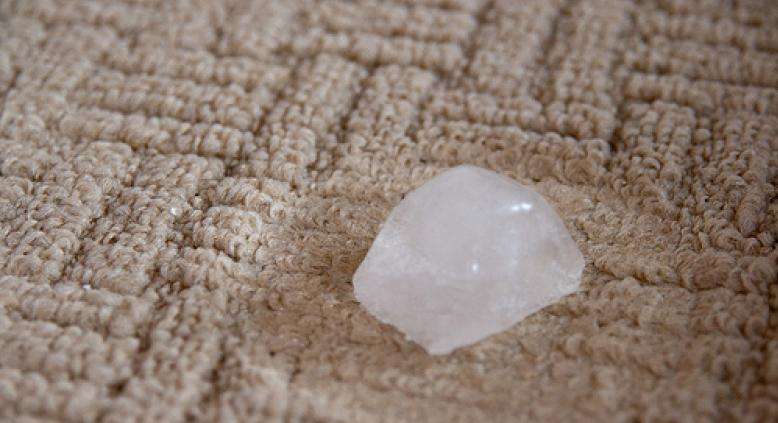 سبب وضع مكعبات الثلج على السجادة