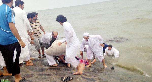 انقاذ امراة سعودية وطفل من البحر