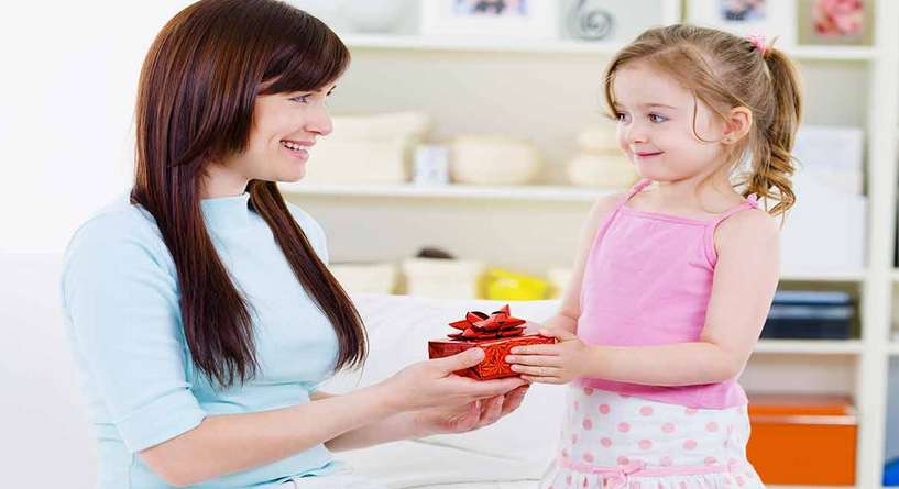 تقديم الهدايا للأطفال