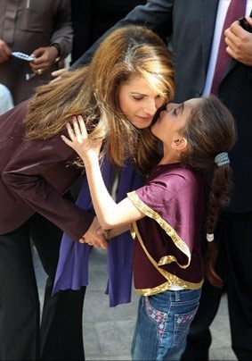 الملكة رانيا العبدالله في زيارة إلى ثانوية للأطفال بالصور