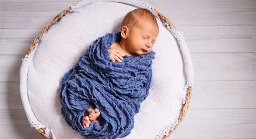 طريقة لف الطفل بالصور 