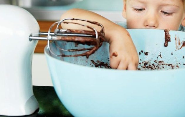 خطر تذوق مزيج الحلويات قبل خبزها