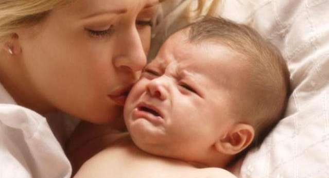 كيفية التعامل مع بكاء الرضع
