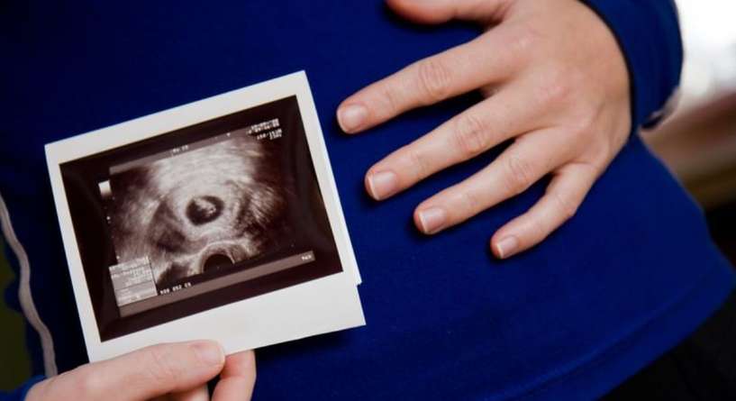 متى يظهر الجنين في كيس الحمل في اي اسبوع